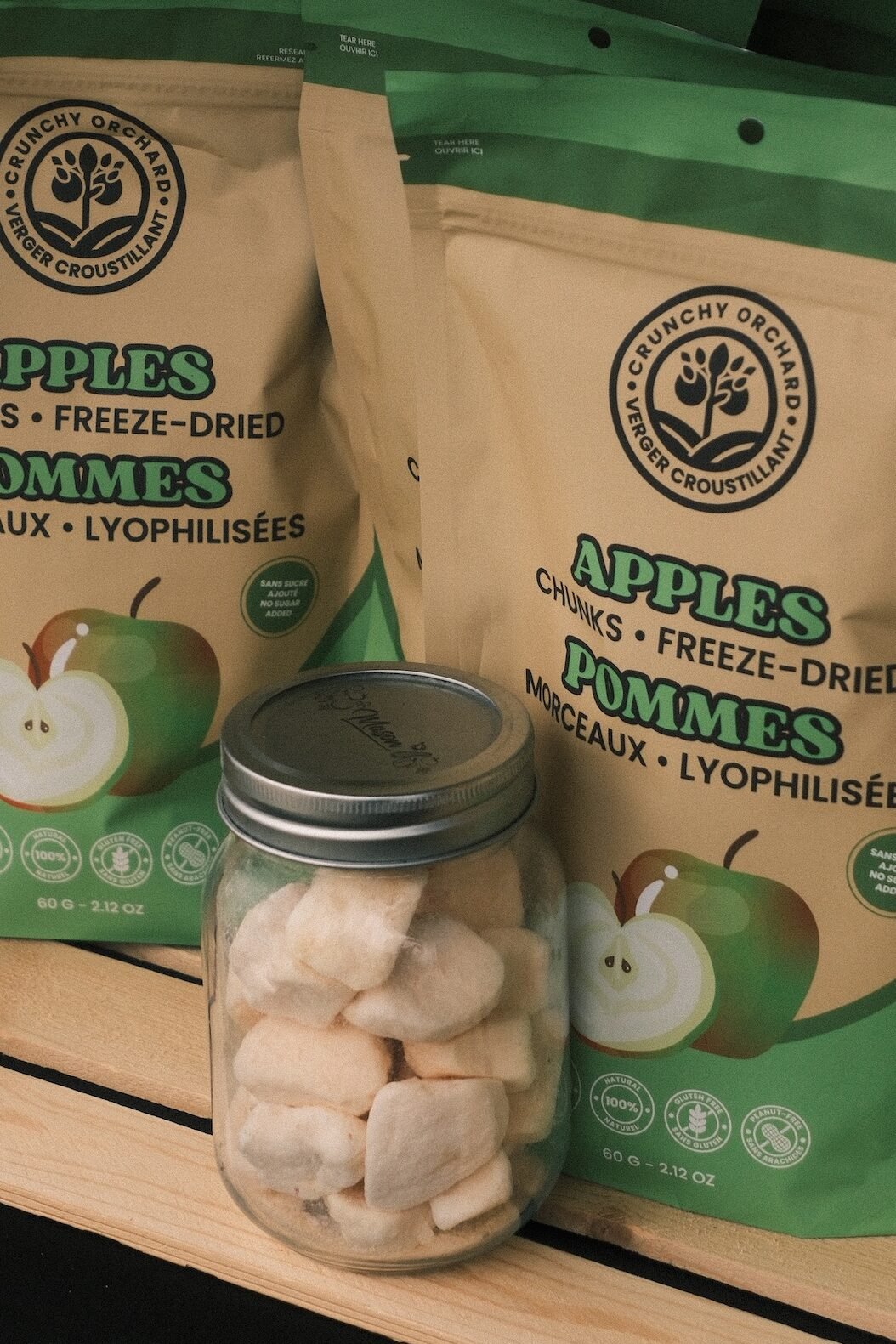 Emballage saveur pomme Verger Croustillant et pommes lyophilisées dans un pot sur un présentoir en bois au marché fermier