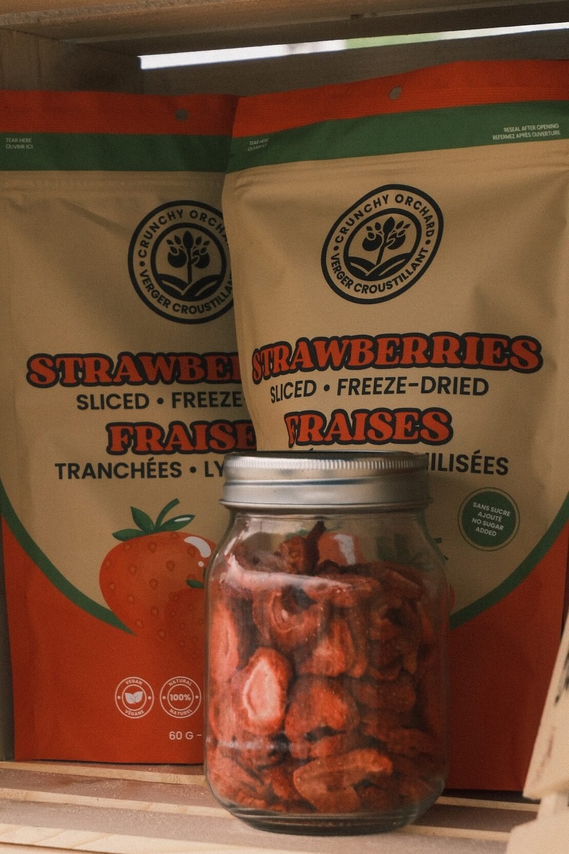 Sac de fraises lyophilisées Verger Croustillant et fruits dans un pot sur un présentoir en bois au marché fermier
