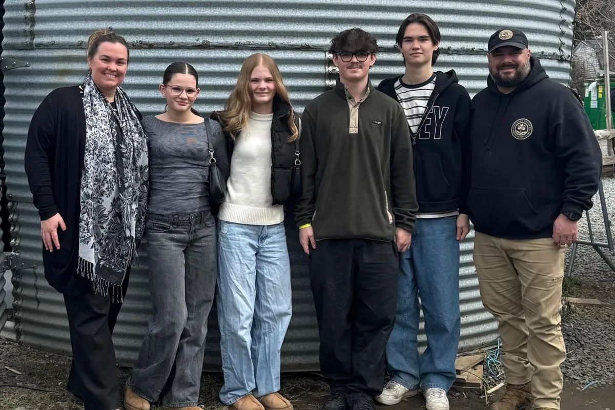The Crunchy Orchard family: Cindy, Mahée, Chloé, Hugo, Zack and Patrick